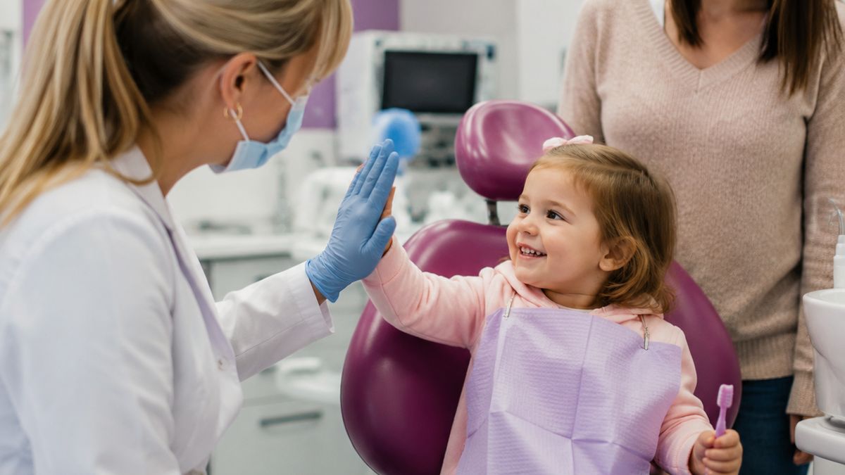 Ile kosztuje pierwsza wizyta dziecka u dentysty? Ceny 2026