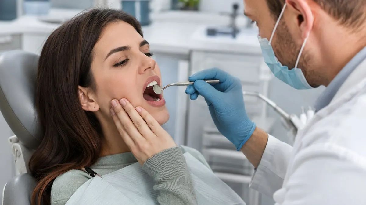 Suchy zębodół – objawy, ile trwa i co robić do czasu wizyty u dentysty